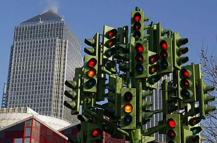 Памятник светофору в виде дерева